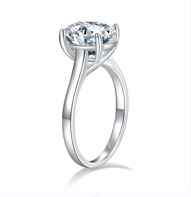 The Alouette Ring moissanite engagement ring by Trésor Diamond