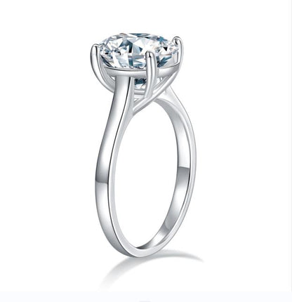 The Alouette Ring moissanite engagement ring by Trésor Diamond