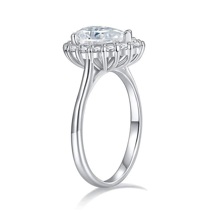The Belle Ring moissanite engagement ring by Trésor Diamond