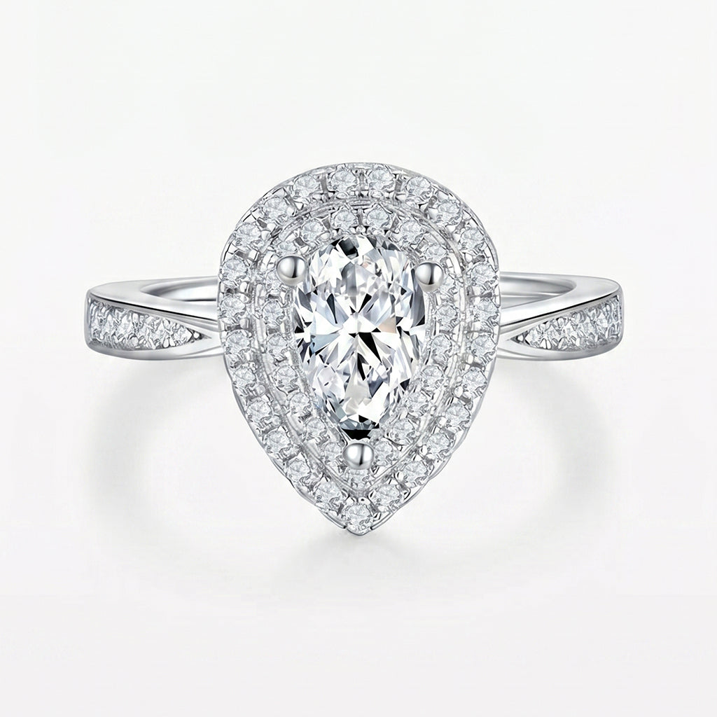 Tresor Diamond The Anna Ring featuring a sleek gold band with a central diamond accent.