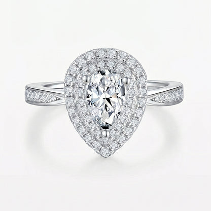 Tresor Diamond The Anna Ring featuring a sleek gold band with a central diamond accent.