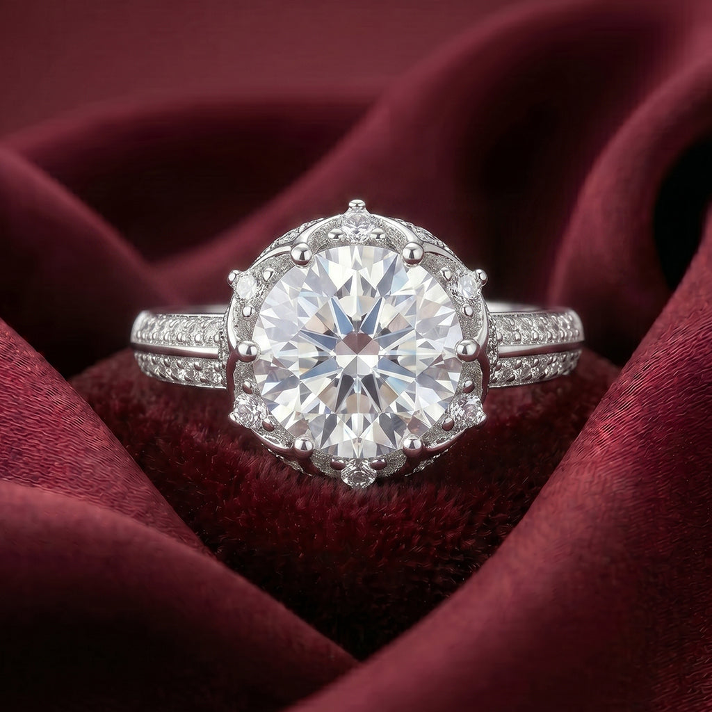 Close-up of the Tresor Diamond Aveline Ring featuring a sleek band and sparkling diamond accents.