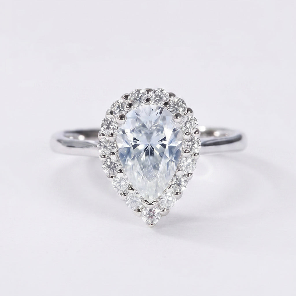 Close-up of Tresor Diamond's The Belle Ring featuring a sparkling diamond solitaire set in elegant gold.