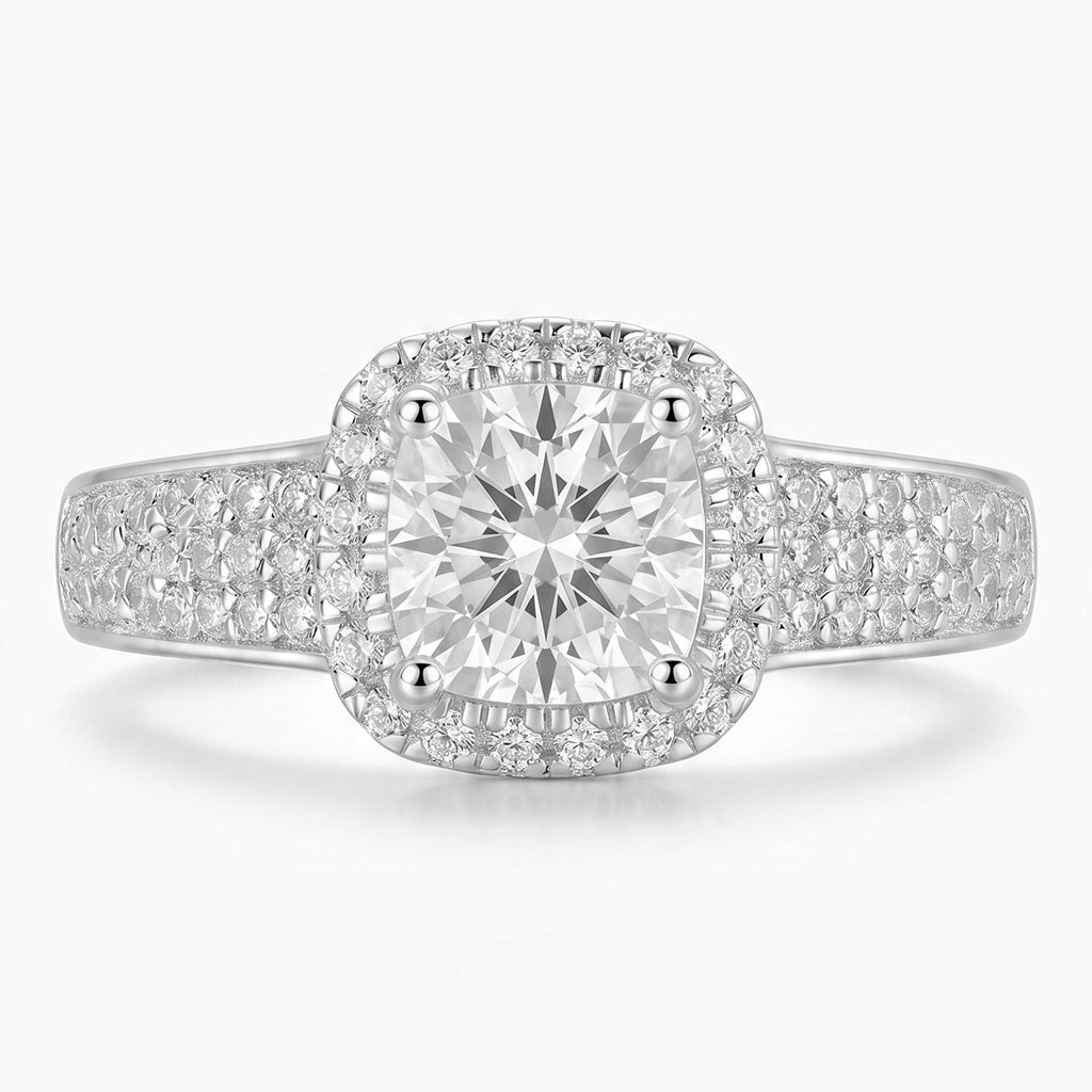 The Solange Ring by Tresor Diamond features a delicate band with a sparkling central diamond setting.