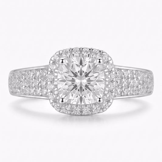 The Solange Ring by Tresor Diamond features a delicate band with a sparkling central diamond setting.