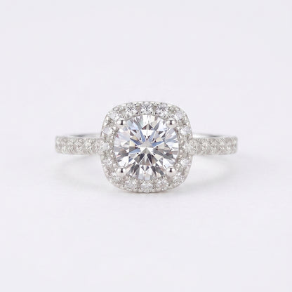 Close-up of Tresor Diamond's The True Ring featuring a sleek gold band with a central sparkling diamond.