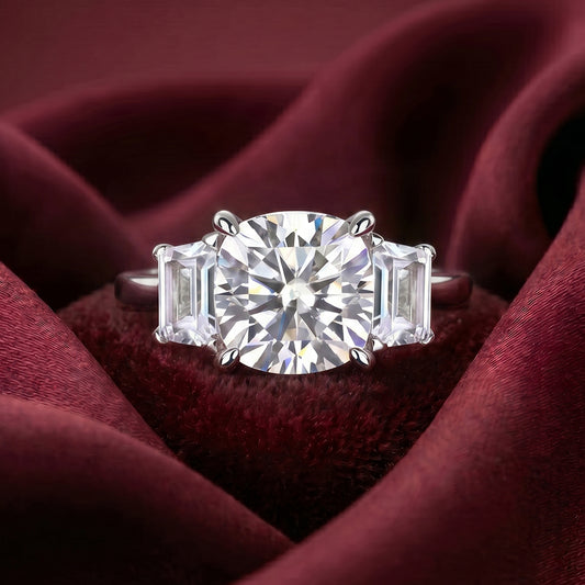 Close-up of Tresor Diamond's Valencia Ring featuring a sleek band with a sparkling central diamond.