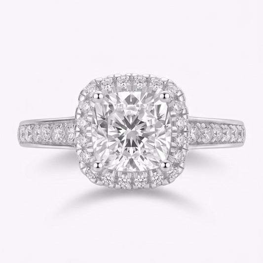 Tresor Diamond The Vivara Ring featuring a sleek band with a sparkling diamond accent on a white background.