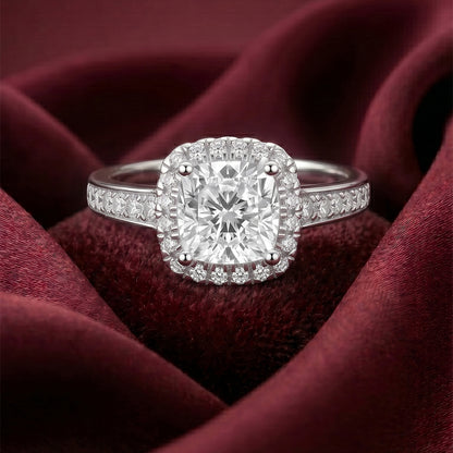 Tresor Diamond The Vivara Ring featuring a sleek band with a sparkling gemstone centerpiece.